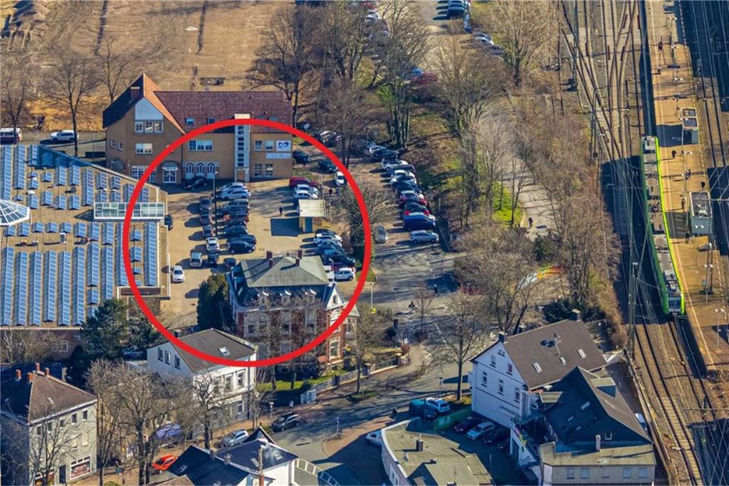 Höchstparkdauer auf Tedox-Parkplatz drastisch reduziert Ein roter Kreis zeigt auf einem Luftbild einen Teil des Parkplatzes an der Hammer Straße in Unna.