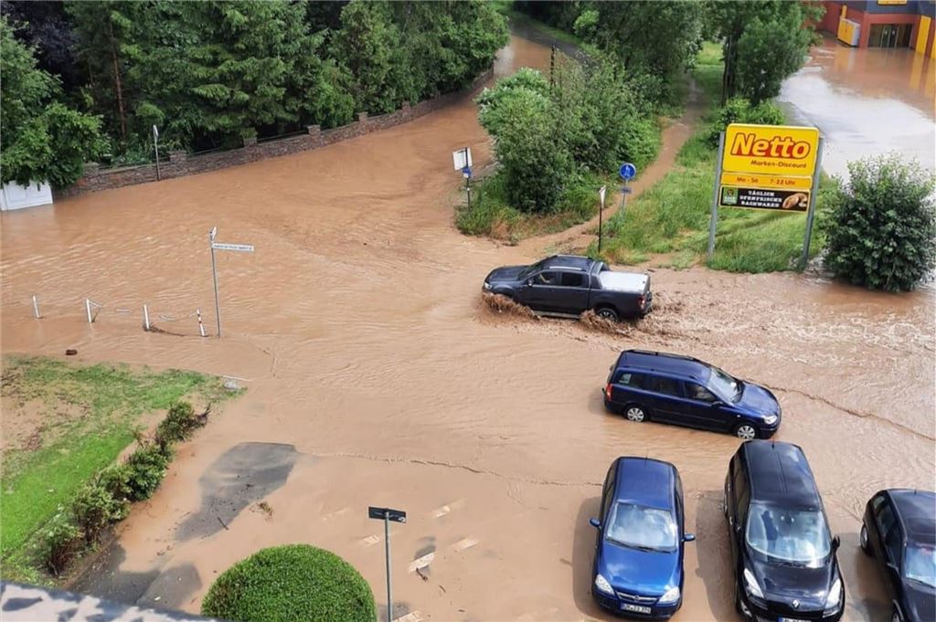 Hochwasser-Opfer blickt zurück: „Der schlimmste Tag meines Lebens“ Der Parkplatz des Netto-Marktes in Fröndenberg am 4. Juli 2021 voller verschlammtem Wasser.