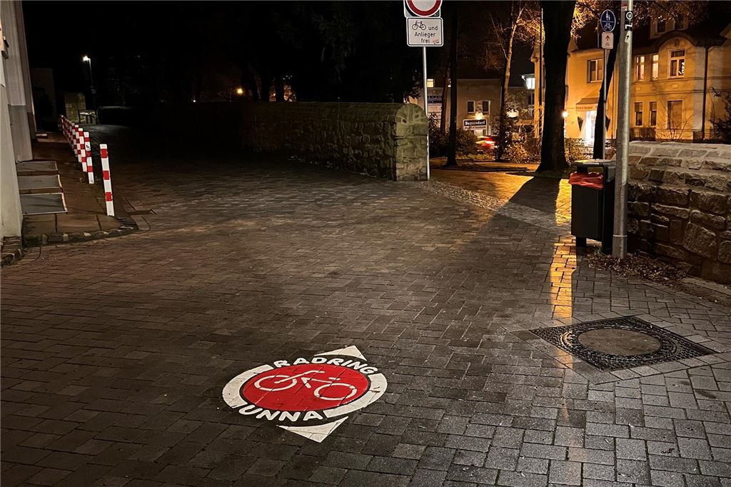 Grüne: Radzeiten anpassen, nicht Frauen „durch dunkle Gassen schicken“ Zwischen dem Morgentor und dem Stadtgarten in Unna ist auf dem Straßenpflaster ein rot-weißes Piktogramm mit der Aufschrift "Radring Unna".