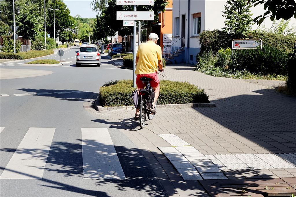 Gefahr am Kreisverkehr: Radfahrer in Gegenverkehr gelenkt Der Radweg an der Germaniastraße, hier in Höhe Einsteinstraße, endet direkt vor einem Beet.