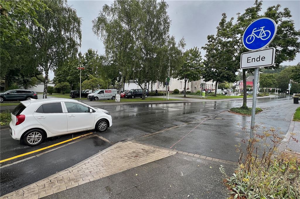 „Stolperfalle, Felgenkiller, Schikane“: Neuer Radweg sorgt für Empörung Der Radweg an der Ruhrstraße endet kurz vor der Einfahrt auf den öffentlichen Parkplatz neben dem „Hotel am Park“. Ab dort muss die Fahrbahn genutzt werden.