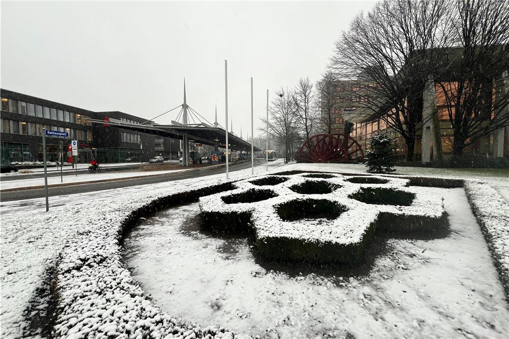 Der Rathausplatz in Bergkamen: Die Straßen sind bereits geräumt worden.