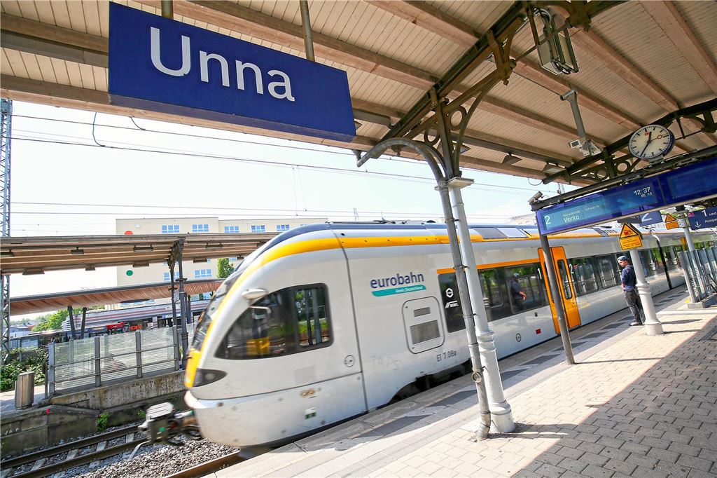 Das BVB-Saisonfinale: So geht’s zum Public-Viewing nach Dortmund Ein Zug der Eurobahn steht am Bahnhof in Unna