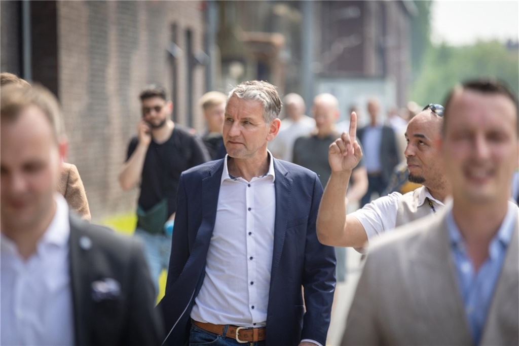 Kubitscheks Schüler: Wie Matthias Helferich zum „freundlichen Gesicht des NS“ wurde Der rechtsextreme AfD-Landesvorsitzende Björn Höcke (Mitte) hat am 1. Mai 2024 Dortmund besucht und war mit AfD-Mitgliedern und Politikern wie Matthias Helferich (r.) über das Gelände der Kokerei Hansa gelaufen.