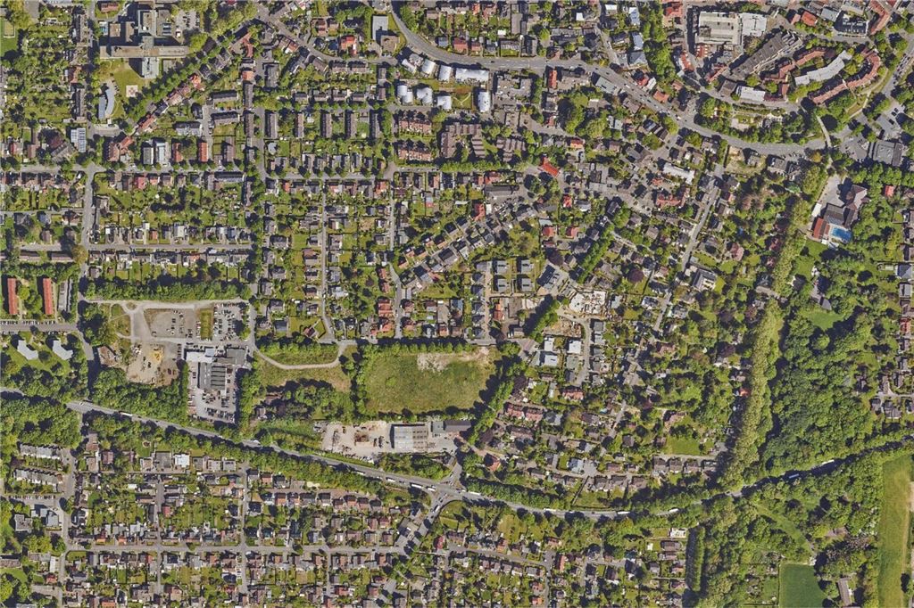 Sportgeschichte weicht Bildungszukunft: Wandel am Brockhaus-Sportplatz Luftbild des Regionalverbands Ruhr aus dem Jahr 2020: Zu sehen ist der Bereich von der B1 bis zum Verkehrsring in Unna. Mittig ist das ehemalige Stadion am Hertinger Tor als Brachfläche zu sehen.