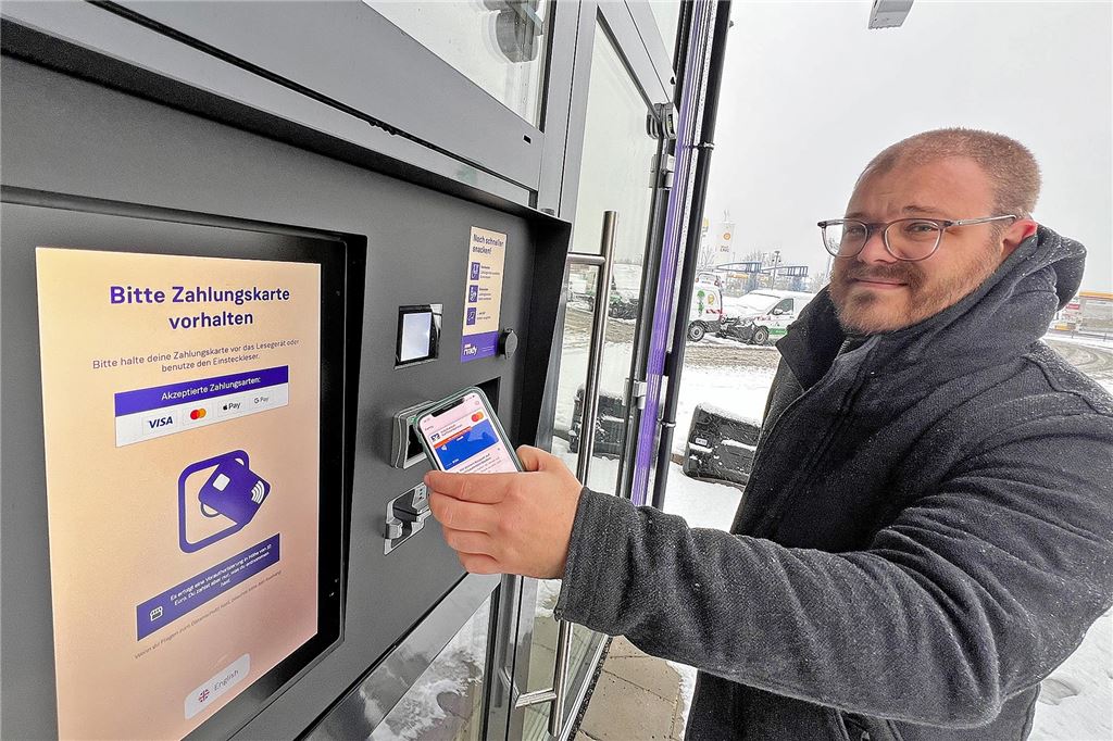 Einkaufen im smarten Rewe-Markt in Kamen: Der KI-Store im Test Mathias Gaumann hält sein Handy an die Bezahlschranke.