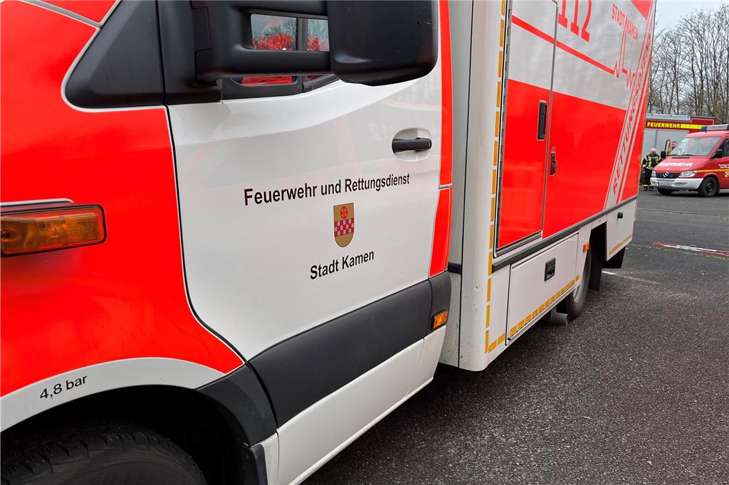 Rettungsdienst verstärkt: DRK Schwerte stellt Fahrzeug und Personal Feuerwehr und Rettungsdienst Stadt Kamen steht auf der Tür eines Rettungswagens der Stadt Kamen.