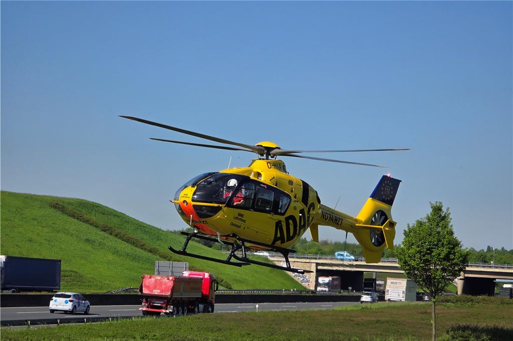 Unfall auf A2 im Kamener Kreuz: Transporter landete auf der Seite Der Rettungshubschrauber Christoph 8 startet am Kamener Kreuz.