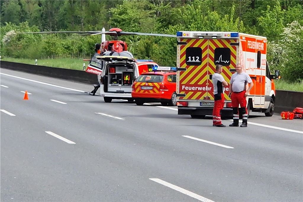 Rettungskräfte auf der Autobahn.