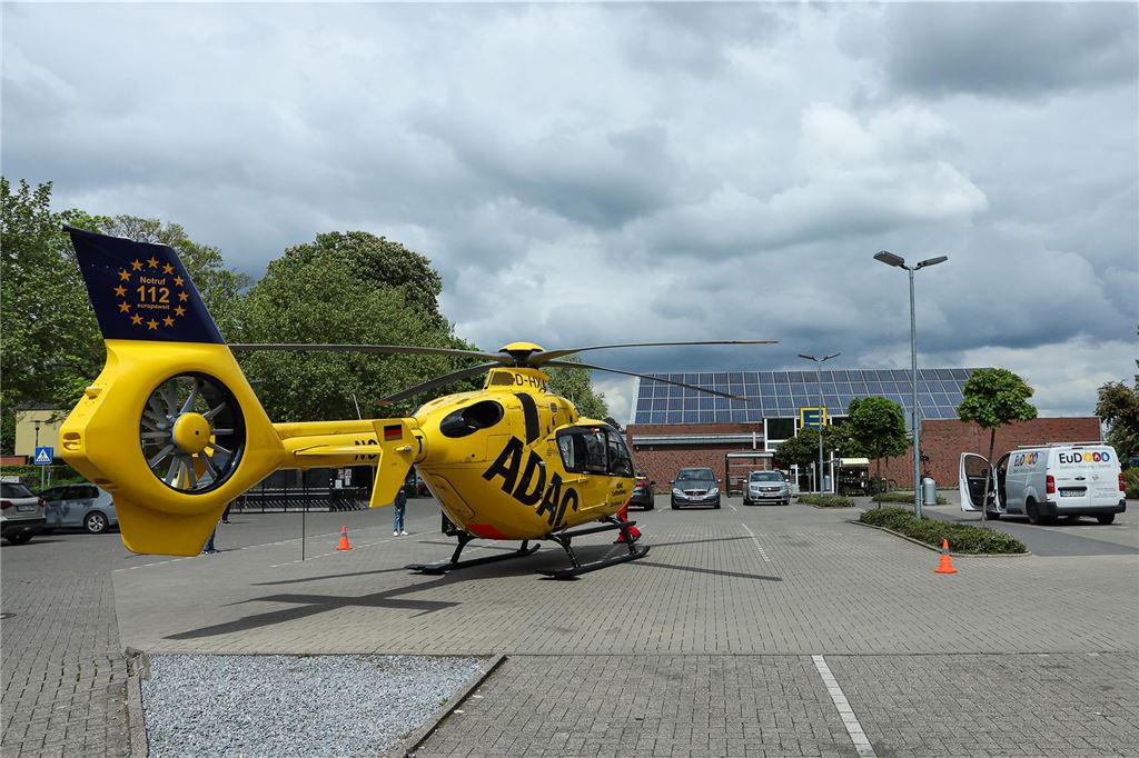 Rettungshubschrauber landet auf Edeka-Parkplatz in Heeren-Werve Der Rettungshubschrauber Christoph 8 ist auf dem Edeka-Parkplatz in Heeren-Werve gelandet.