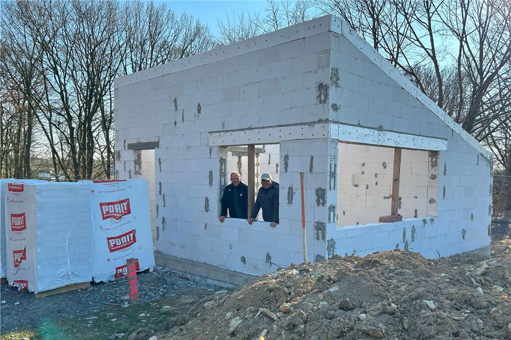 Mega-Investition in neue „Alm-Hütte“ des SV Bausenhagen Rohbau der Begegnungsstätte.