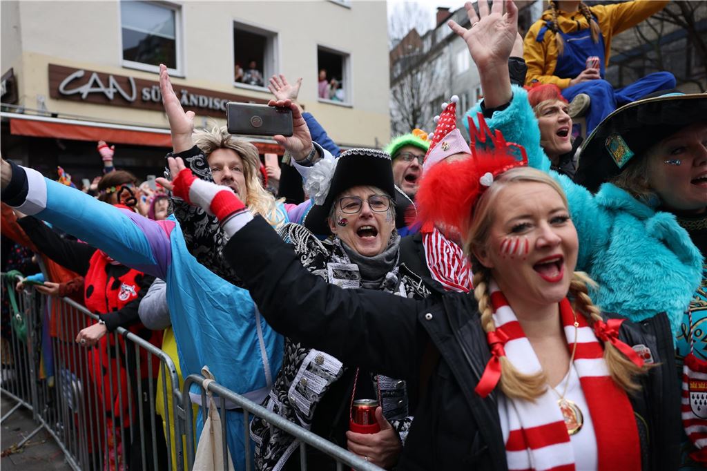 Karneval 2025: Termine, Infos und Umzüge auf einen Blick Jecken feiern während eines Rosenmontagsumzugs in NRW.
