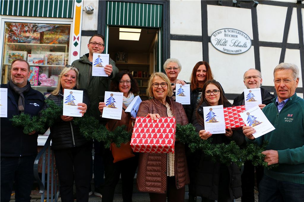 Aktion Wunschzettel: Schöne Bescherung für 72 Kinder und Jugendliche Der Rotary-Club Kamen organsiert mit der Stadt Kamen und örtlichen Einzelhändlern zum 17. Mal die Aktion Wunschzettel. Auf dem Bild zu sehen sind (v.l.) RC-Präsident Andreas Gérard, Sabine Grothaus, Jörn Kottrup, Samira Klein-Vehne, Ulrike Blume, Gabi Schulte, Stefanie Thielen, Verena Winterkamp, Jochen Voigt und Friedrich-Wilhelm Quellenberg.