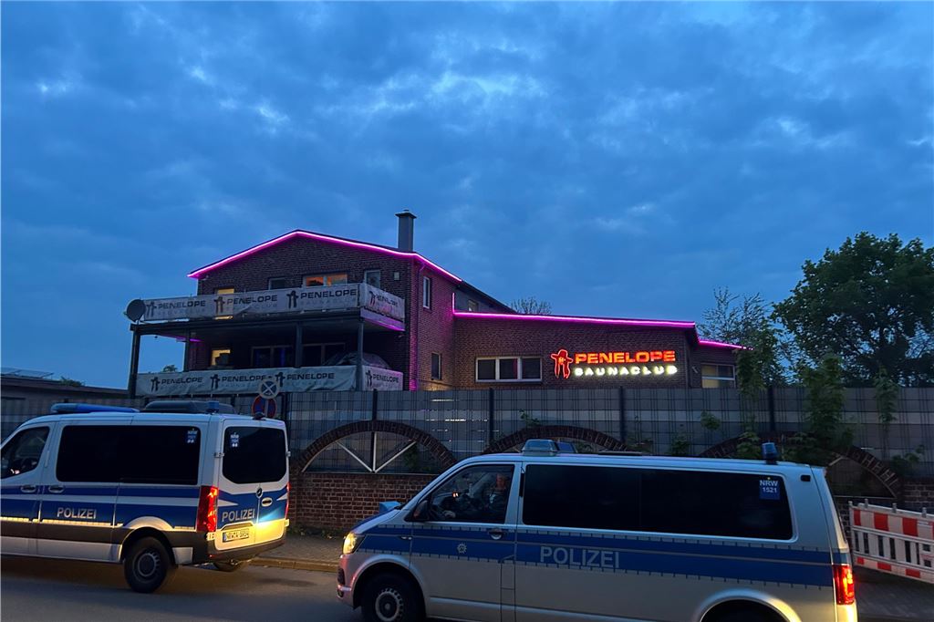 Herbert Reuls Großrazzia: Michael Breilmann (CDU) kontert Kritik der NRW-SPD Der Saunaclub Penelope wurde am Freitagabend durchsucht. Auch NRW-Innenminister Herbert Reul war bei dem Einsatz vor Ort.