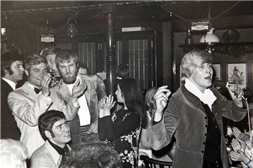 Der Schlagersänger Howard Carpendale (r.) bei einem Auftritt 1965 im Aachener "Scotch Club". Der Südafrikaner trat Ende der 1960er-Jahre auch in der Dortmunder Disko "Riverboat" an der Brückstraße auf.