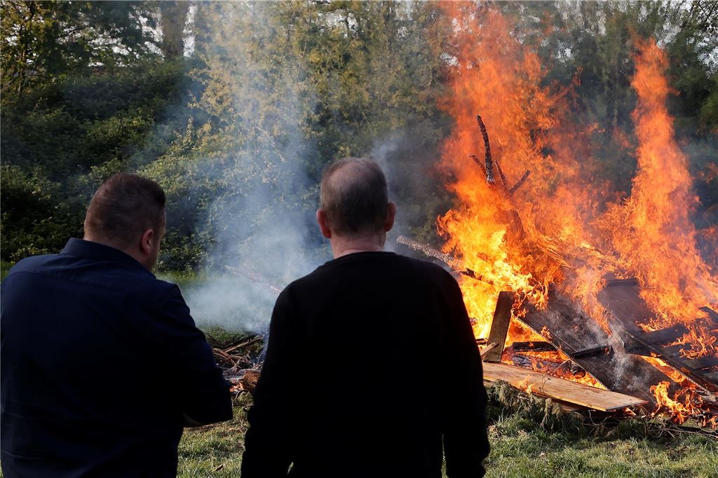 Osterfeuer Kamen Bergkamen Ostern 2025 Feuer Brauchturm Kirche Soziales Nachbarschaft
