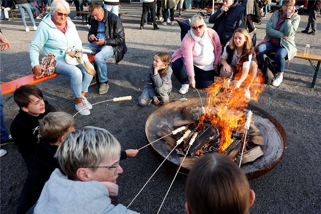 Osterfeuer Kamen Bergkamen Ostern 2025 Feuer Brauchturm Kirche Soziales Nachbarschaft