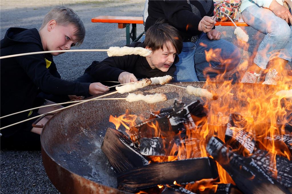 Osterfeuer Kamen Bergkamen Ostern 2025 Feuer Brauchturm Kirche Soziales Nachbarschaft