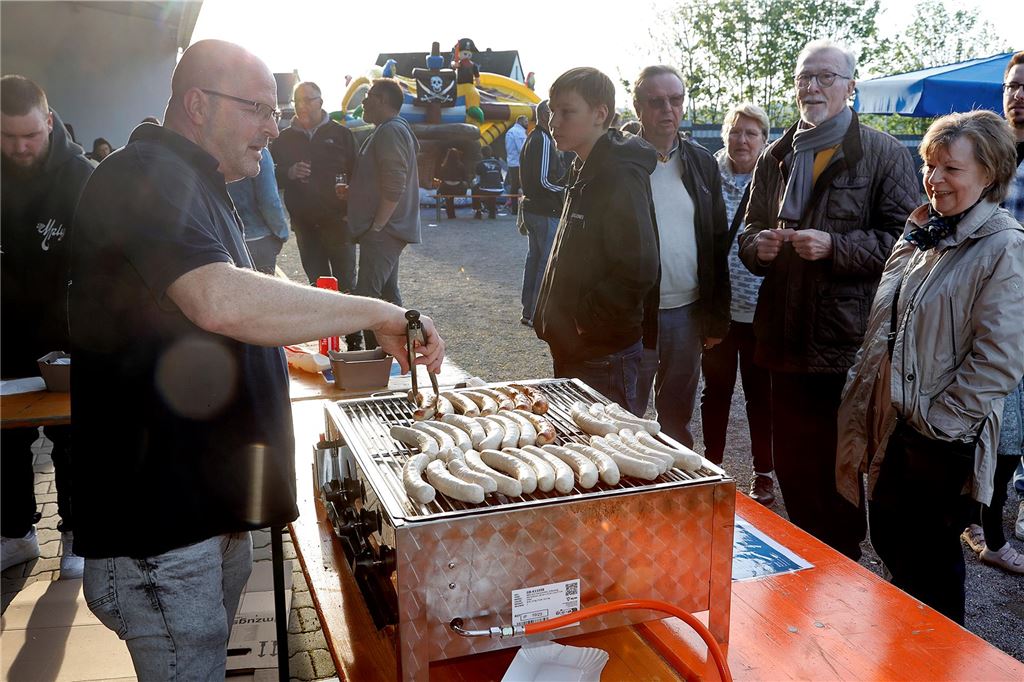 Osterfeuer Kamen Bergkamen Ostern 2025 Feuer Brauchturm Kirche Soziales Nachbarschaft