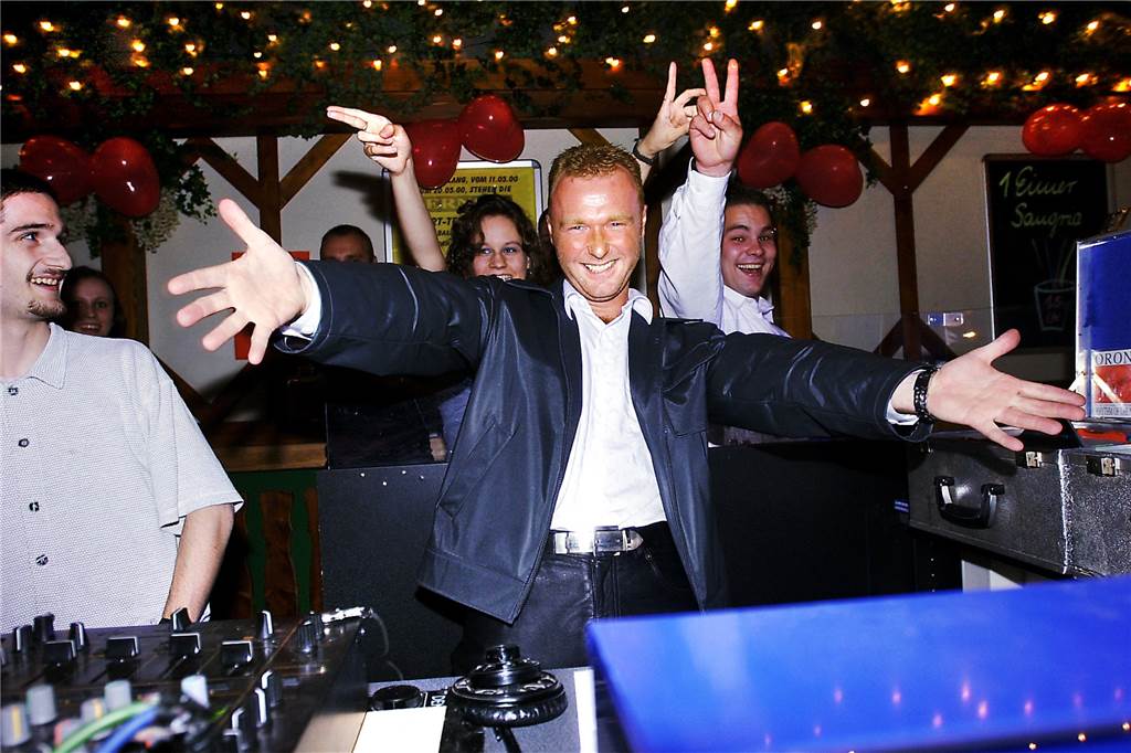 Party-Alarm wie am Ballermann: Im B6 jagte ein Hit den nächsten Der Schwerter DJ Frank Neuenfels gehörte als Mallorca-Experte zum Team der ersten Stunde.