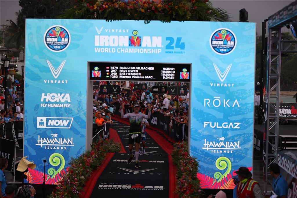 Schwerter Triathlet erlebt unvergesslichen Ironman auf Hawaii: Einblicke in die Königsklasse Der Schwerter Vincent Bartscher hier beim Zieleinlauf unter dem „Old Banyan Tree“. Einer der ikonischsten Stellen auf der Strecke.