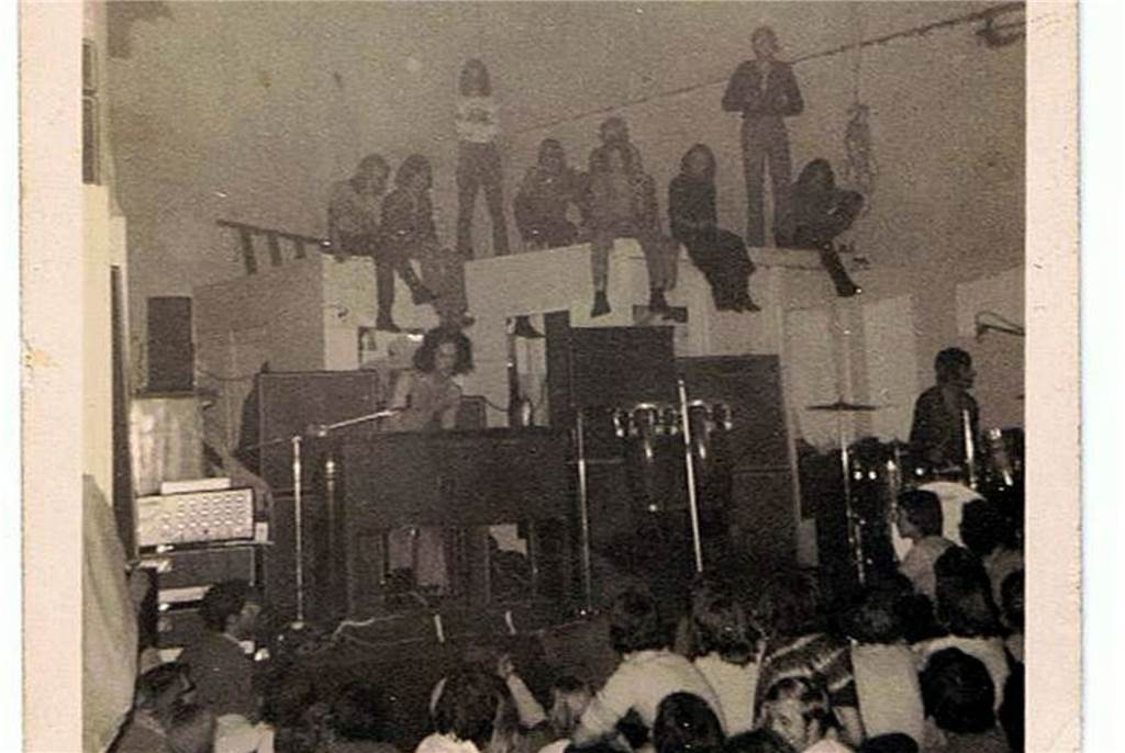 Das Fantasio: Als Ozzy Osbourne in Dortmunds Hippie-Höhle auftrat Der selbstgezimmerte Schuppen neben der Bühne diente den Bands als Garderobe - und den Gästen bei Konzerten als Platz mit besonderer Aussicht.