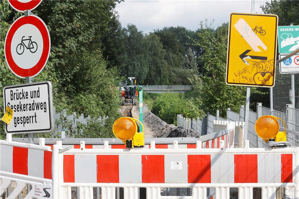 Geplante Asphaltdecke auf dem Sesekeweg verzögert sich weiter Der Sesekeweg zwischen den Brücken Unkeler Weg und Berliner Straße (Archiv). Bis es wieder so aussieht und der Abschnitt asphaltiert wird, dauert es wohl noch.