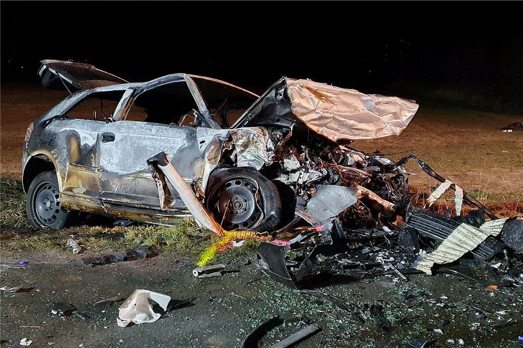 Drei Tote bei Frontalzusammenstoß auf der B1 kurz hinter Unna-Hemmerde Der silberne Audi aus Unna stand nach dem Unfall in Vollbrand.