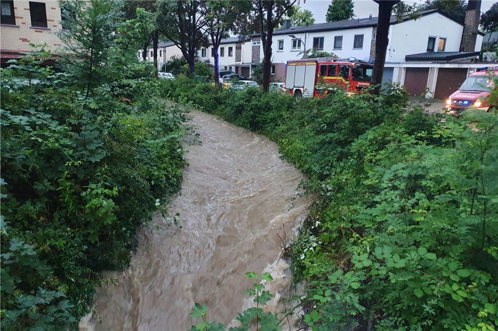 Hochwasser hält Unna-Massen bis in die Nacht in Atem Der sonst eher ruhige Massener Bach wird hier in Obermassen zum Fluss.