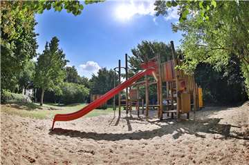 Der Spielplatz an der Ulmenstraße: Zwar stehen Bäume am Rande der Fläche, doch komplett im Schatten liegt die Spielfläche nie.