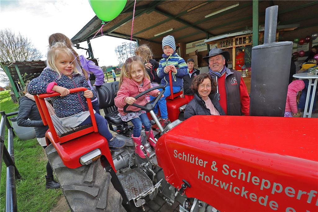 Frühling in Holzwickede: Diese Veranstaltungen warten im April Kinder spielen auf einem umgebauten Traktor.