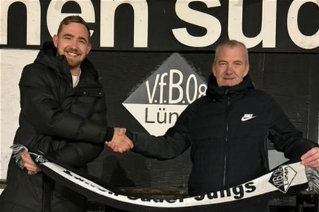 Viele Spieler verlassen VfB Lünen im Sommer - wie geht es weiter? Jan Oeftger und Carsten Broda halten einen Schal des VfB Lünen.