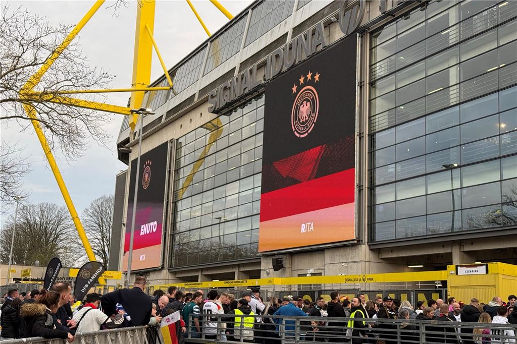 Der Stadionvorplatz ist gut besucht.
