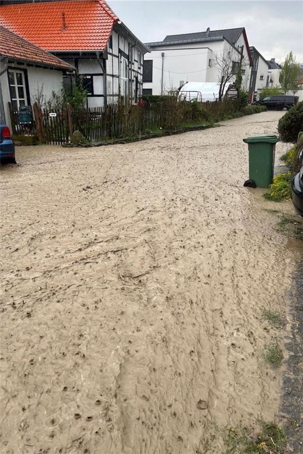 Starkregen: Lösungsideen sollen mit Landwirten besprochen werden Starkregen am 15.4.2025: Die Dorfstraße in Unna-Billmerich steht unter Wasser.
