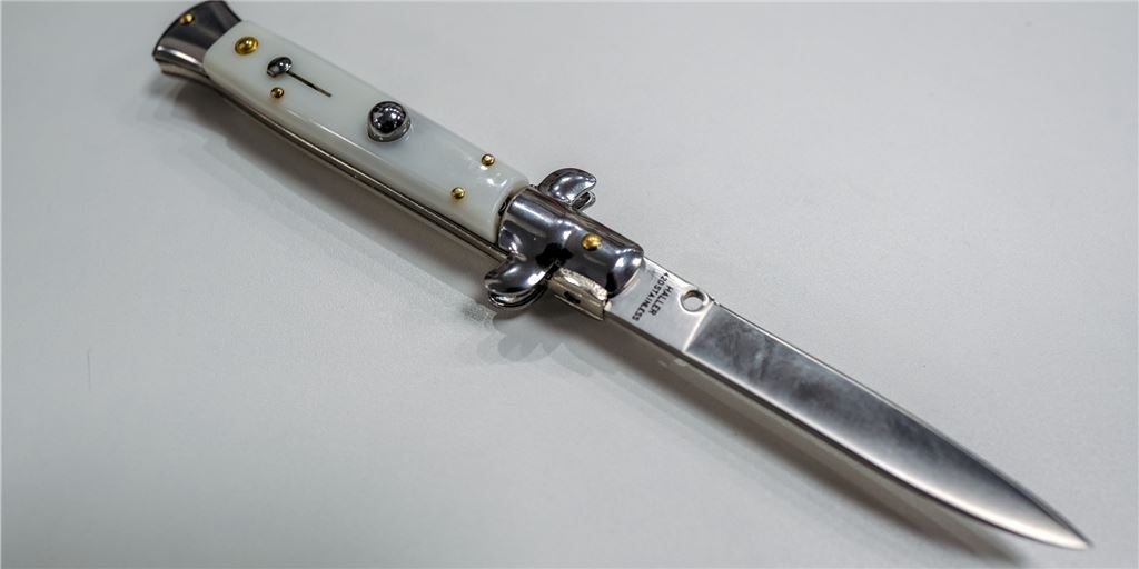 Messerstecherei: Ermittler kämpfen sich durch Widersprüche und Lügen Der Stich mit einem Messer (Symbolbild) hat einen 21-jährigen Unnaer im März lebensgefährlich verletzt. Anfänglicher Optimismus bei den Ermittlern wich schnell Ernüchterung: Zeugen widersprechen sich, alle Tatverdächtigen streiten jede Schuld ab. Nach zwei Monaten ist die Tat noch immer unaufgeklärt.