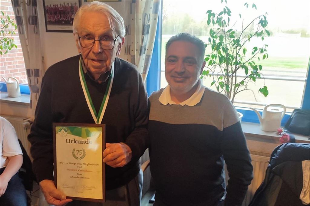 Der SV Stockum trauert um Gründungsmitglied Friedrich Kreienbaum (94) Friedrich Kreienbaum und Mohammed Amer stehen zusammen für ein Foto.