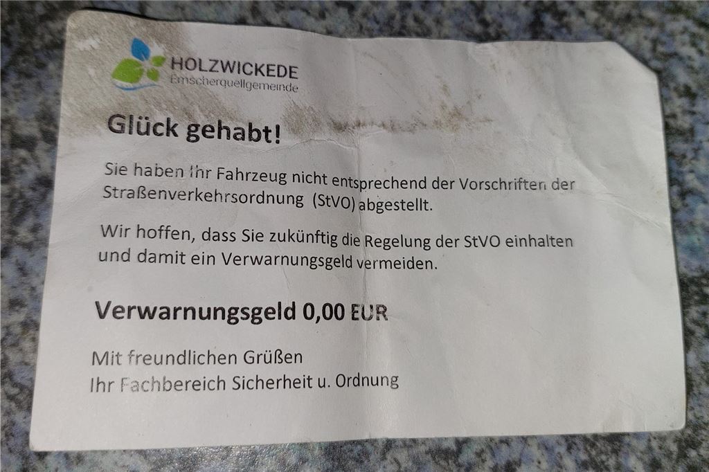 Seltsame Strafzettel verunsichern Autofahrer: Ordnungsamt klärt auf Ein Zettel, der auf ein mögliches Fehlverhalten hinweist.