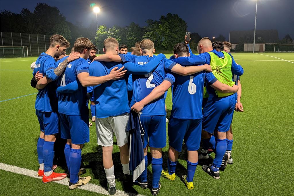 SuS Rünthe siegt im kleinen Derby bei TuRa Bergkamen: Acht-Tore-Knaller am Nordberg Spieler des SuS Rünthe stehen nach dem Spiel in Bergkamen im Mannschaftskreis zusammen
