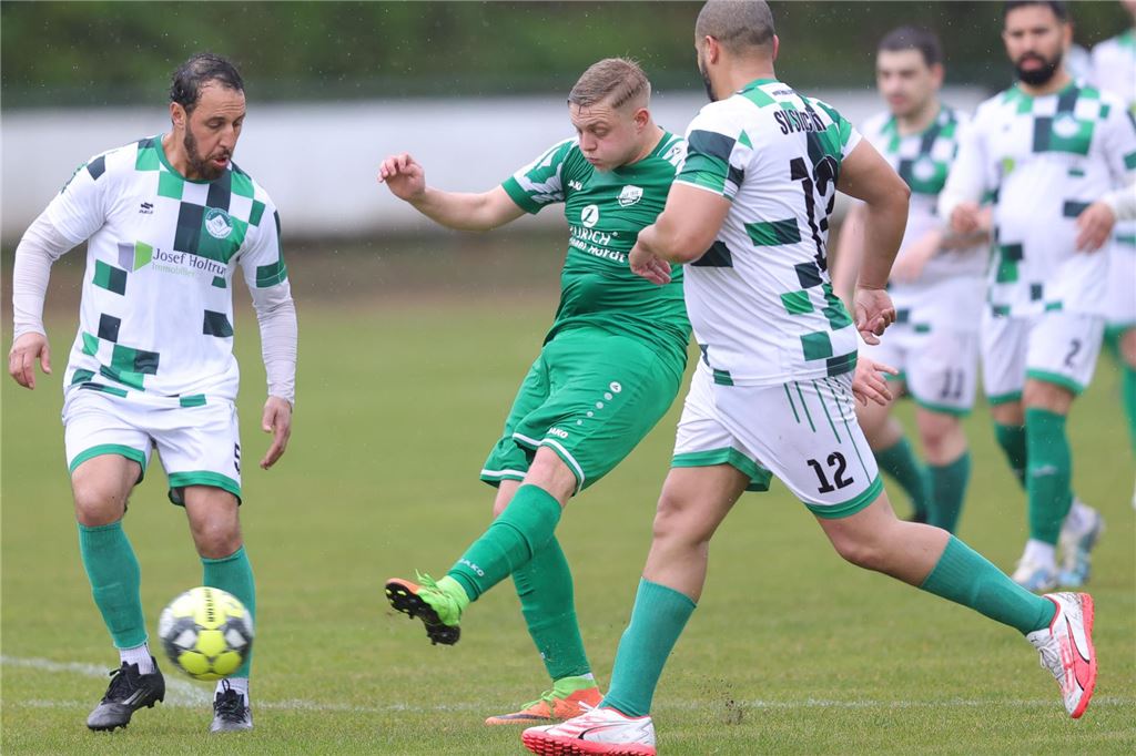 SV Stockum in der Krise: „Haben mein Vermächtnis kaputt gemacht“ Spielender Trainer Yassine Najih (r.) konnte nichts gegen die 0:8-Niederlage seines SV Stockums gegen den TuS Wiescherhöfen II unternehmen.