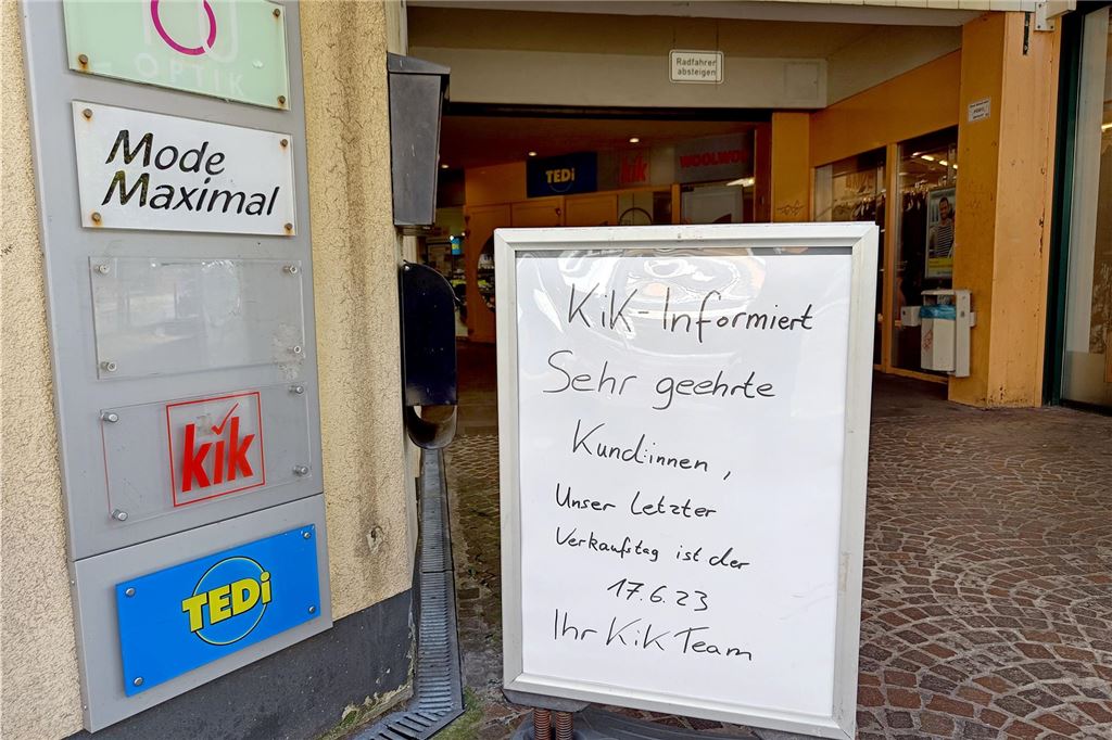Nach dem Coop-Ende ging es mit dem City-Center bergab Ein Plakat im City-Centrum Schwerte kündigt die Schließung der KiK-Filiale an.