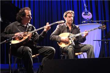 Der Unnaer Instrumentenbauer und Bouzouki-Spieler Stavros Toutalas (l.) spielte mit dem bekannten Musiker Vangelis Trigas beim deutsch-griechischen Fest 2014. 