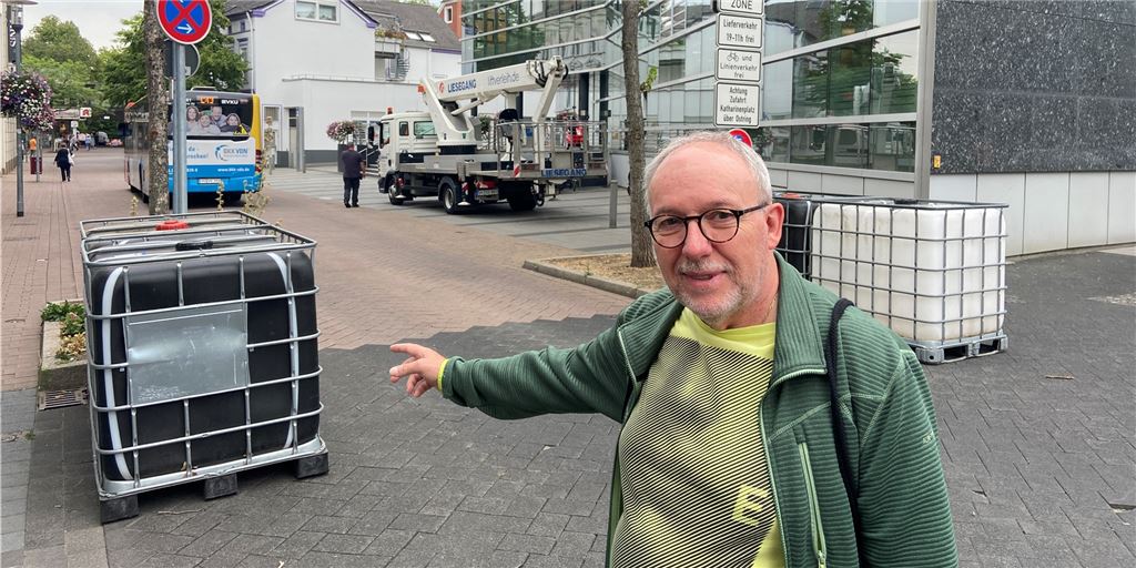 Wassertanks beim Unnaer Stadtfest: Könnte man damit Bäume bewässern? Der Unnaer Pieter Bot schlug jüngst vor, die Wassertanks zur Terrorabwehr gegen Beton-Alternativen auszutauschen. Nun kam der Vorschlag auf, damit die Stadtbäume zu bewässern.