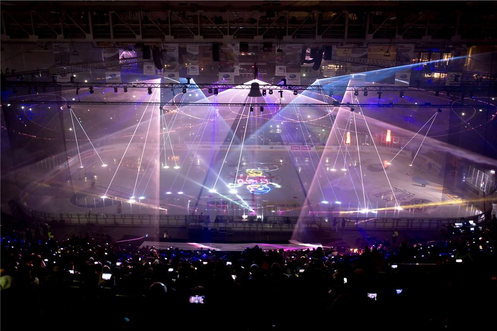 Weihnachtsdeko unterm Eis: Die Bergkamener Eishalle ist bald einzigartig Der Verein EHC Red Bull München stimmt seine Fans unter anderem mit Laser-Shows auf seine Spiele ein. Laser gibt es in Bergkamen nicht. Noch nicht.
