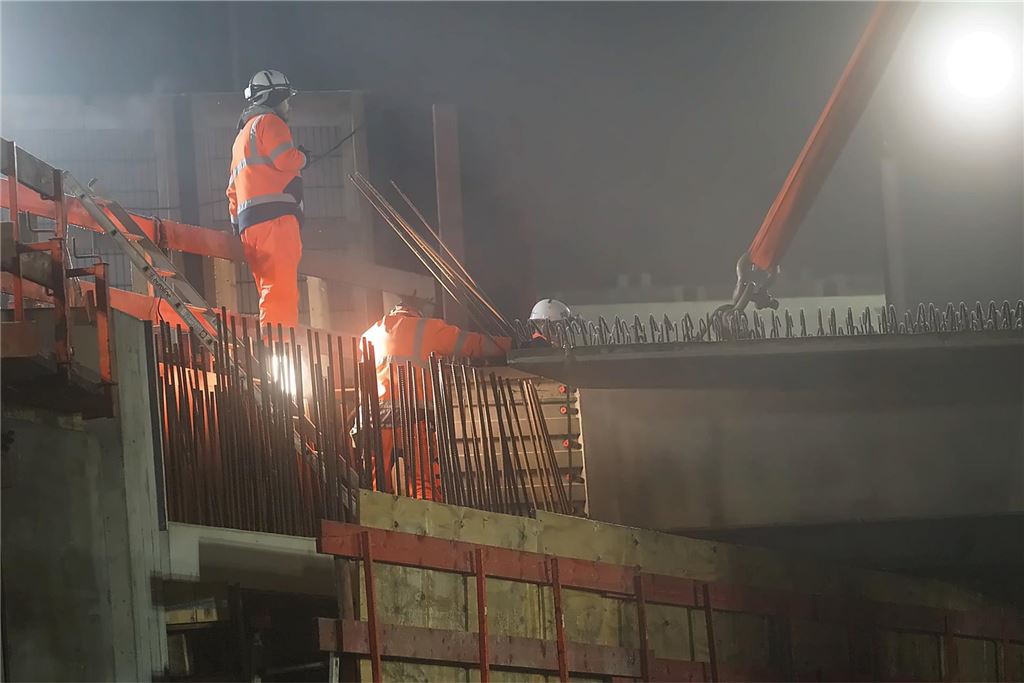 Kranarbeiten an der A1-Brücke in Kamen.