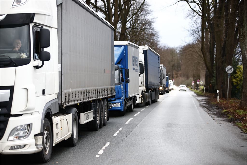 Der Verkehr staut sich an der Provinzialstraße.