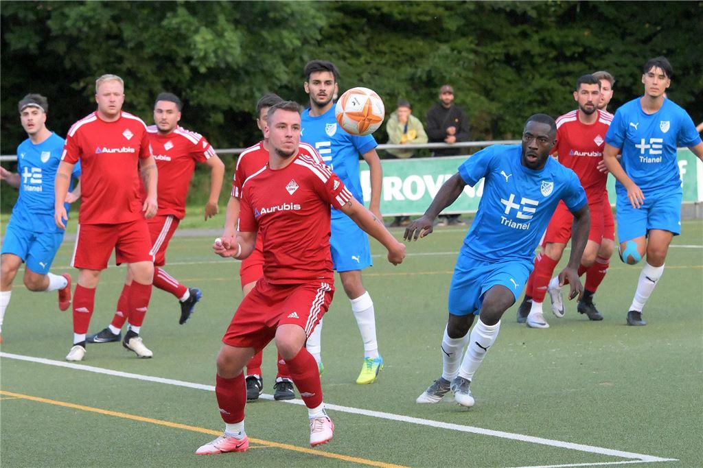 Tabellendritte in Kreis Unna-Hamm können Aufstiegsrecht bekommen Spieler schauen auf den ball nach einem Standard.