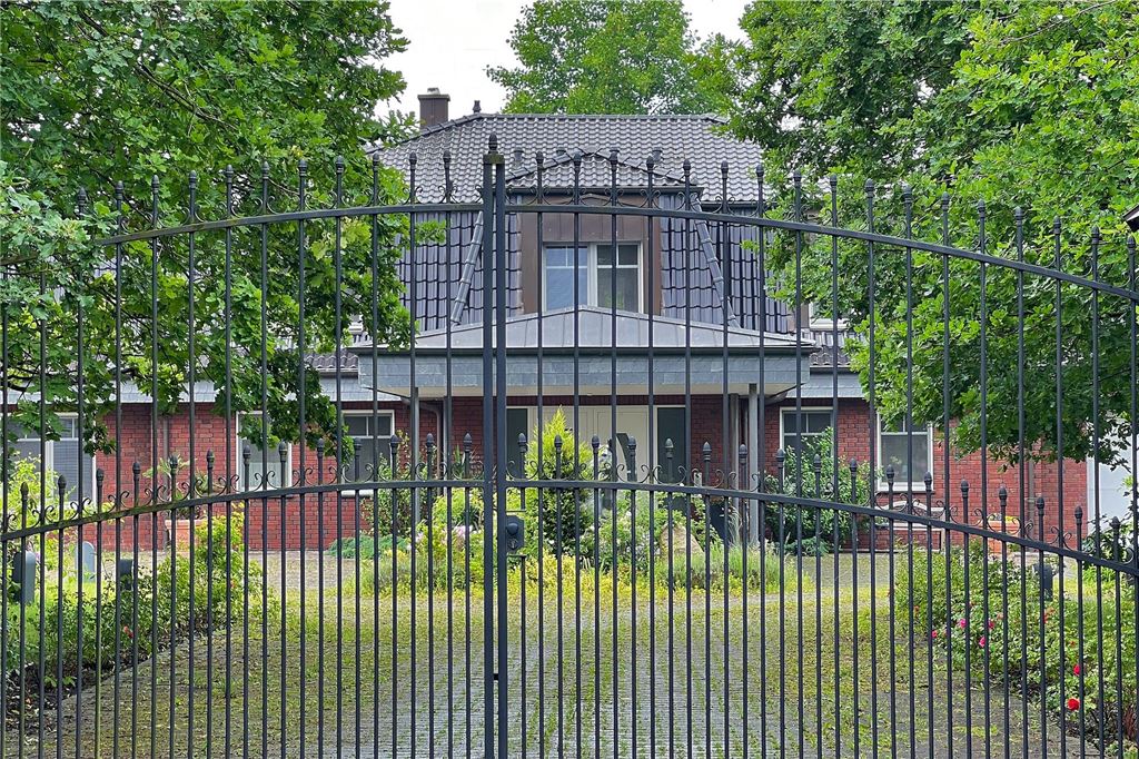 Günstiger als die „Villa Wiese“: So ersteigert man eine Immobilie Der Vogelpark in Unna-Uelzen soll zwangsversteigert werden. Der vom Gericht festgesetzte Verkehrswert von 5,73 Millionen Euro führt auch dazu, dass im Versteigerungstermin eine Sicherheitsleistung in Höhe von 573.000 Euro verlangt werden kann.