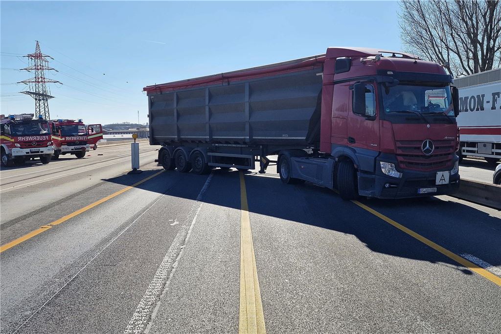 Nach einem Unfall mit einem Viehtransporter auf der A1 bei Unna am 19.3. steht der Laster quer auf der Autobahn, auf den der andere aufgefahren war.