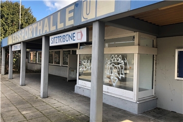 Der Vorbau der Eishalle wird zum Testzentrum. Die eigentliche Eishalle, die seit 2018 geschlossen ist, muss dafür nicht betreten werden.