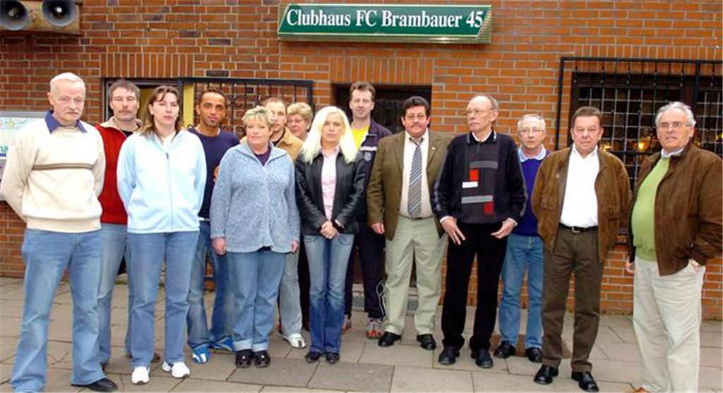 „Mr. FC“ und großer Elvis-Fan: Rainer Manns (†83) aus Brambauer ist gestorben Der Vorstand des FC Brambauer 45 im Jahr 2006 mit Rainer Manns (ganz links).
